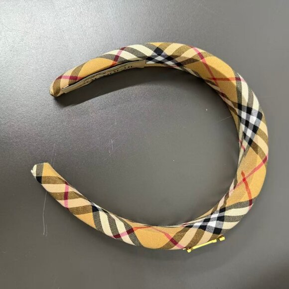 Burberry's versatile, timeless and simple hair band - Picture 3 of 5